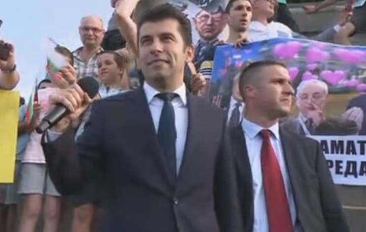 Кирил Петков пред протестиращите: Заедно ще ги победим!